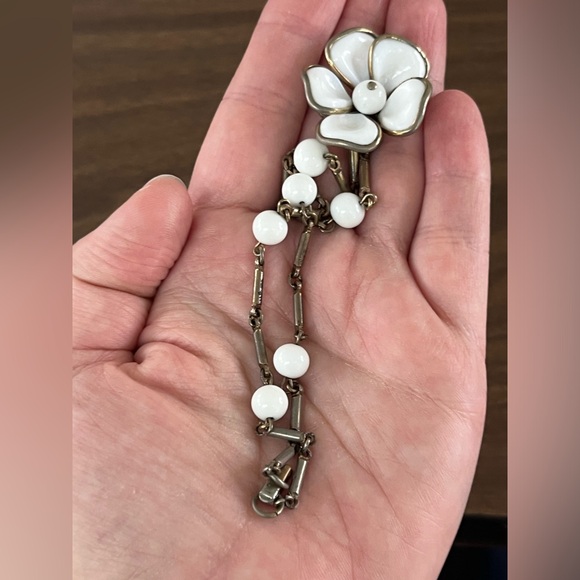 Trifari 1950s Poured Milk Glass Camilla Flower Necklace - Picture 4 of 5